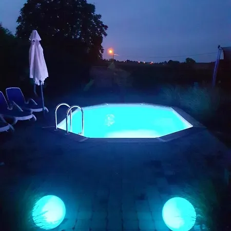 Charming House In With Shared Pool 度假居